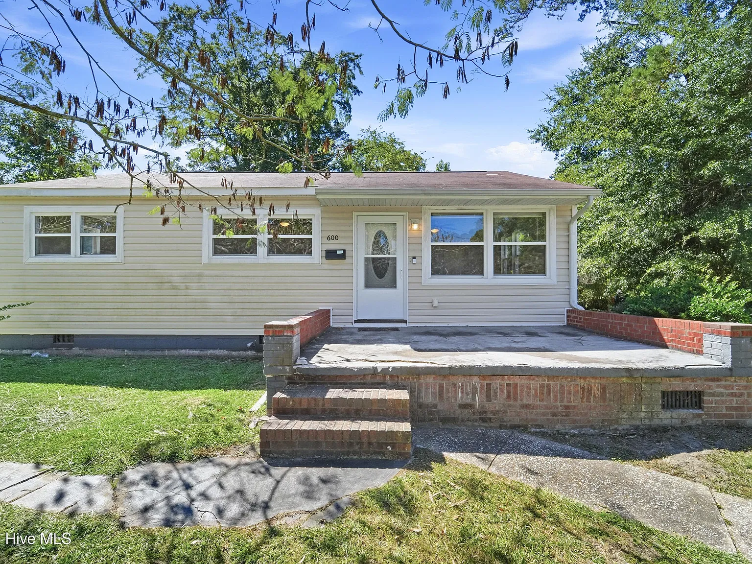 3 bed, 1.0 bath, 950 sqft, $1,500 — Photo 1
