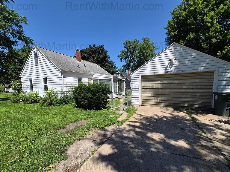 925 Hammond Ave — Photo 2