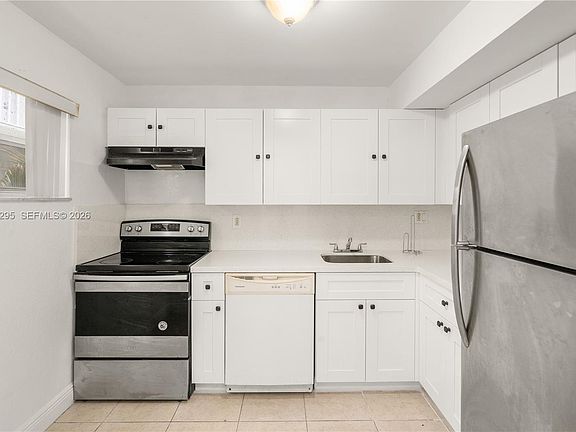 5th image of 4205 N University Dr APT 205