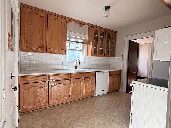 3rd image of 208 E 2nd Ave #1