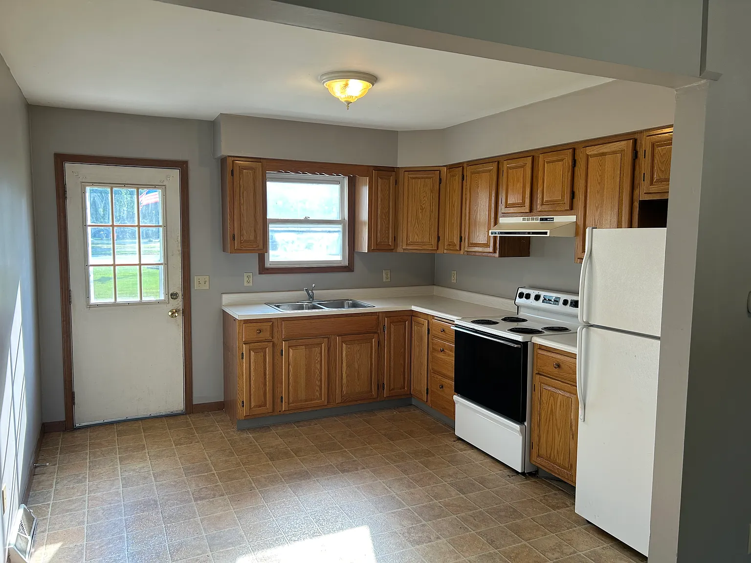 2 bed, $900 — Photo 1