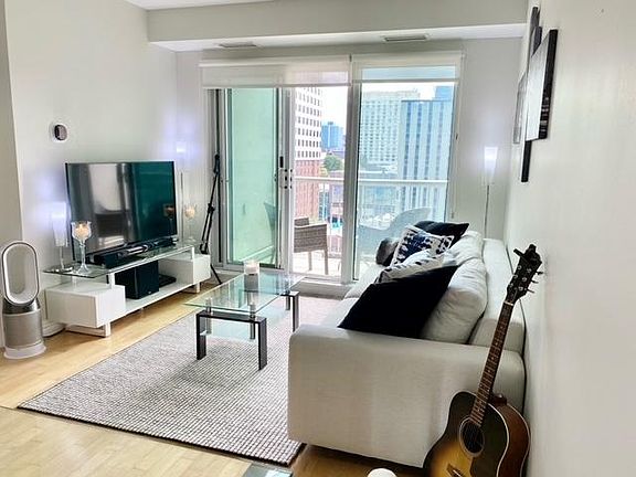 5th image of 200 Rideau St #1106