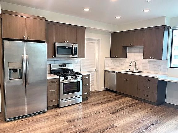 2nd image of 13209 Moorpark St #301
