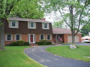3698 Lake Oakland Shores Dr, Waterford, MI 48329
