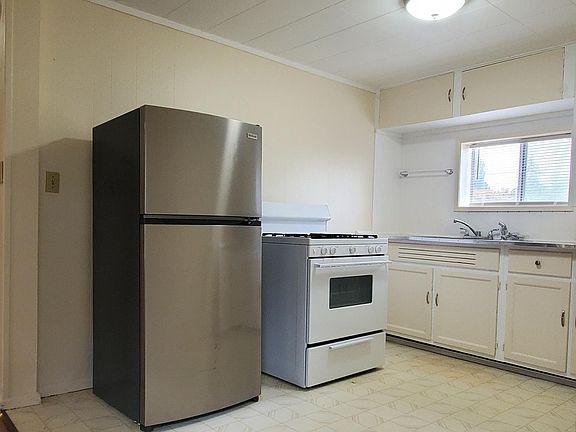 Small efficient kitchen, full sized gas cook stove, new refrigerator