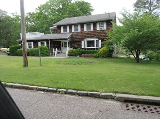 115 Lakeside Trl, Ridge, NY 11961