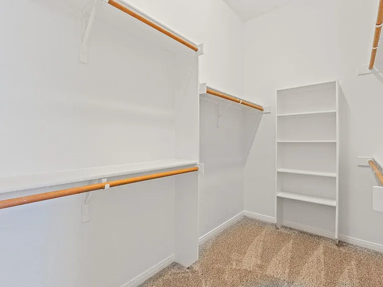 209 Canterbury Dr — Photo 22