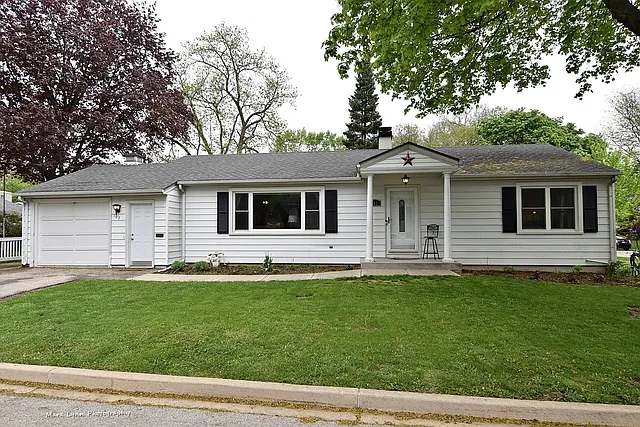 102 Roosevelt St photo 1