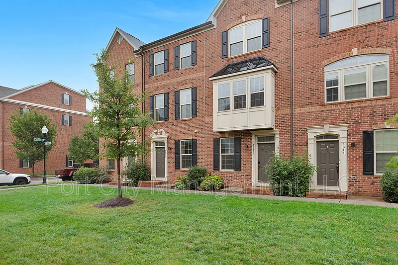 3 bed, 3.0 bath, 1440 sqft, $2,700 — Photo 3
