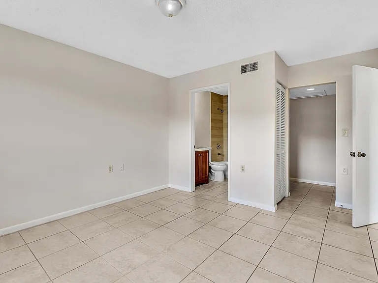1020 Lake Victoria Dr #B — Photo 23