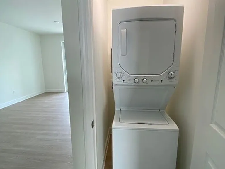 San Carlos Apartments — Photo 18