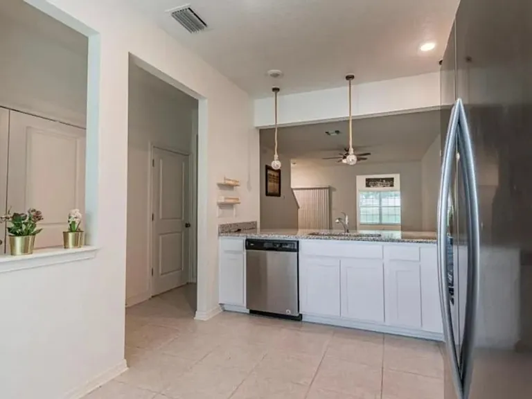 1122 Hillhurst Dr — Photo 4