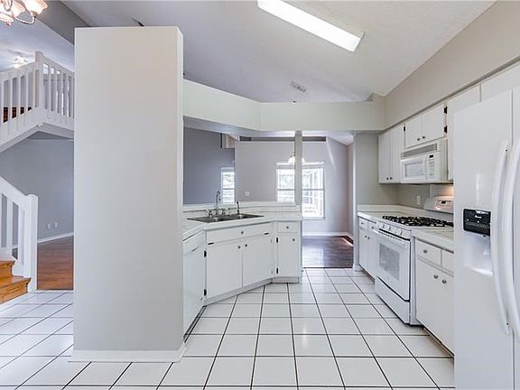 3rd image of 1402 Scotch Pine Dr
