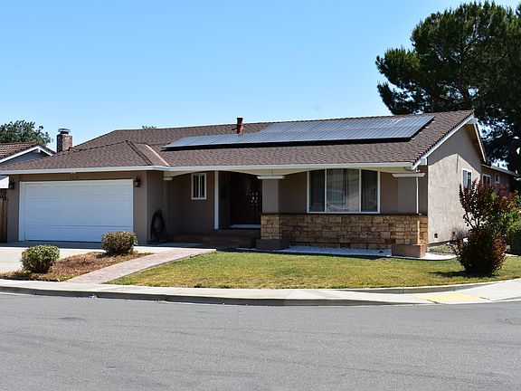 Corner house with abundant sunshine