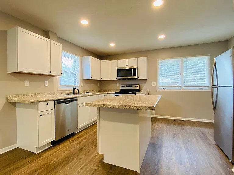 712 NW Linden St — Photo 8