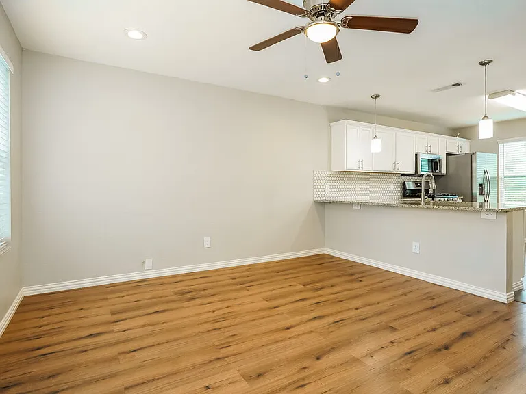 513 N Wood St — Photo 6