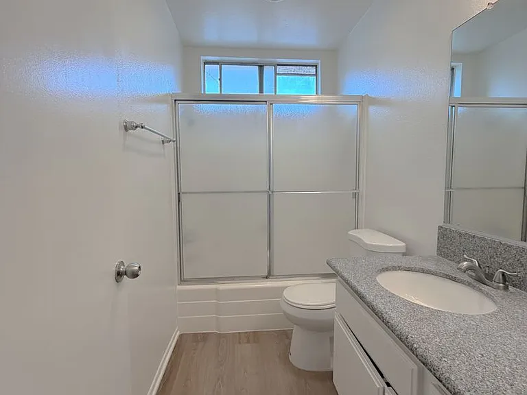 824 E Windsor Rd — Photo 13