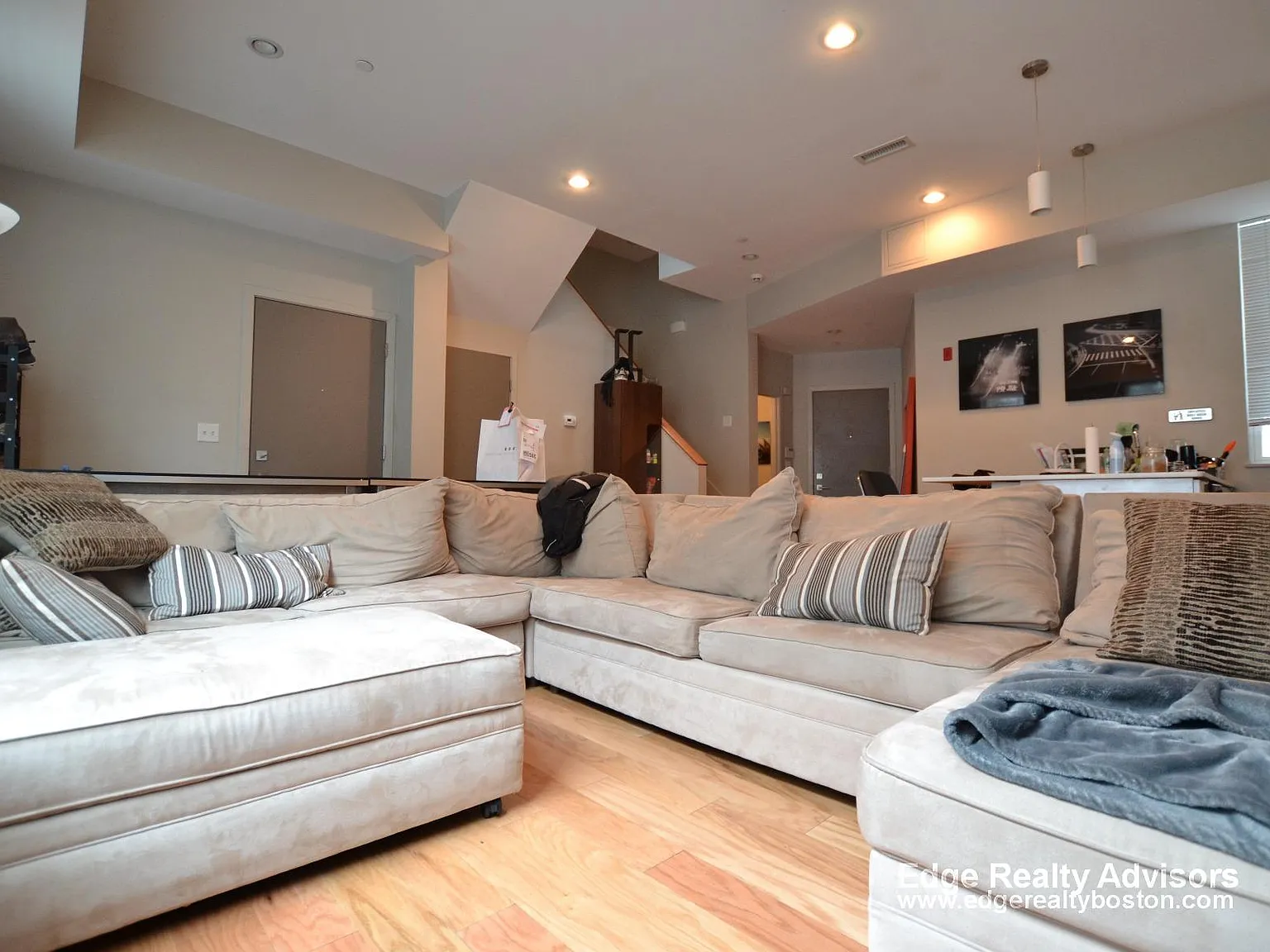5 bed, 2.5 bath, 2500 sqft, $7,040 — Photo 3