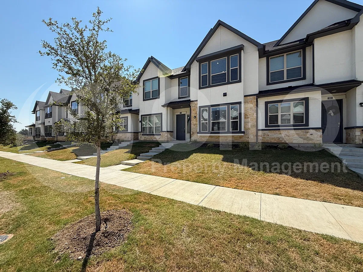 4 bed, 2.5 bath, 2159 sqft, $2,299 — Photo 3