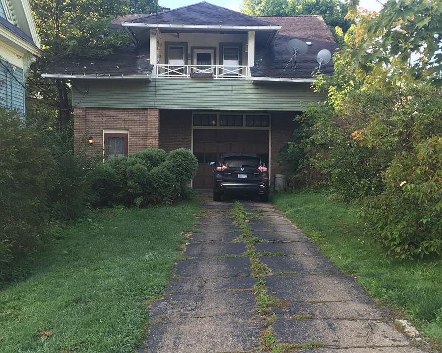 PHOTO OF THE CARRIAGE HOUSE APARTMENT - PRIVATE DRIVEWAY WIT