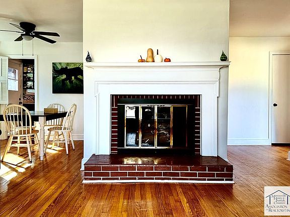 3rd image of 219 Stuart St