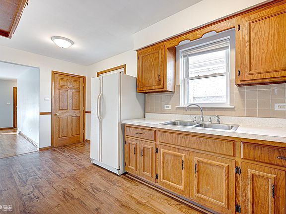 4th image of 6014 W Montrose Ave