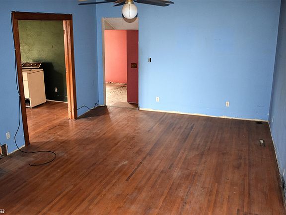 5th image of 1614 Commercial St