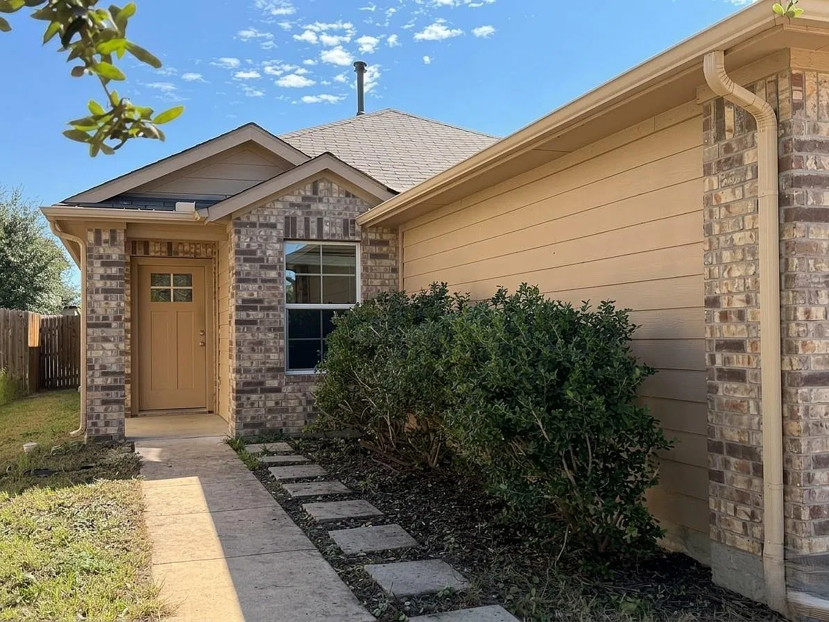 3 bed, 2.0 bath, 1368 sqft, $1,975 — Photo 1