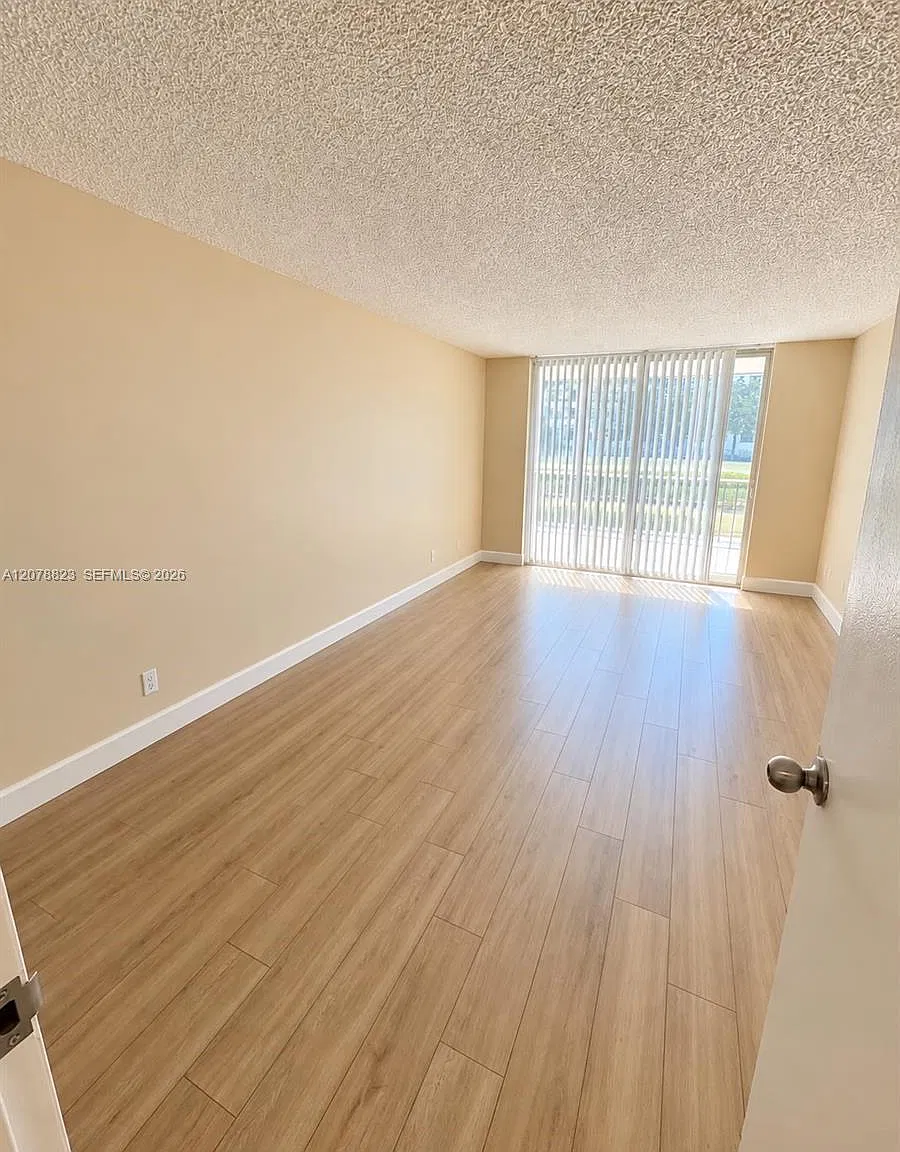 Desoto Park Condo — Photo 2