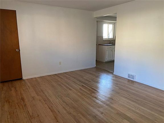 3rd image of 142 Lilmont Dr