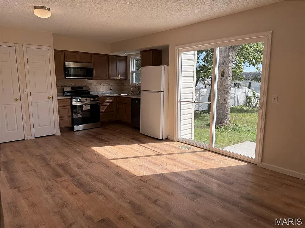 3 bed, 2.0 bath, 1090 sqft, $1,850 — Photo 2