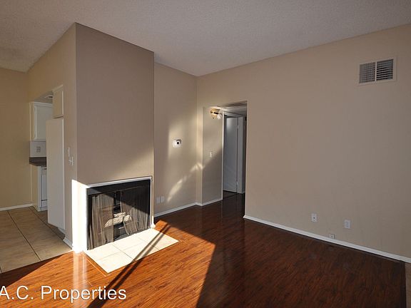 4th image of 12142 Oxnard St APT 207