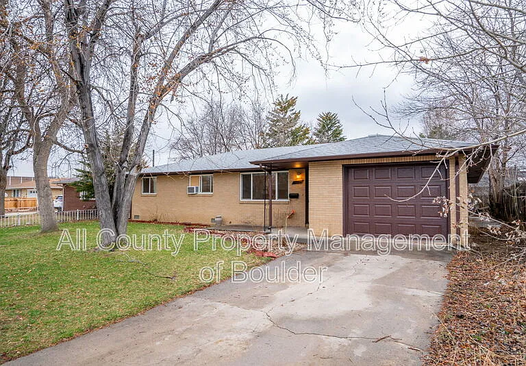1117 Vivian St — Photo 3