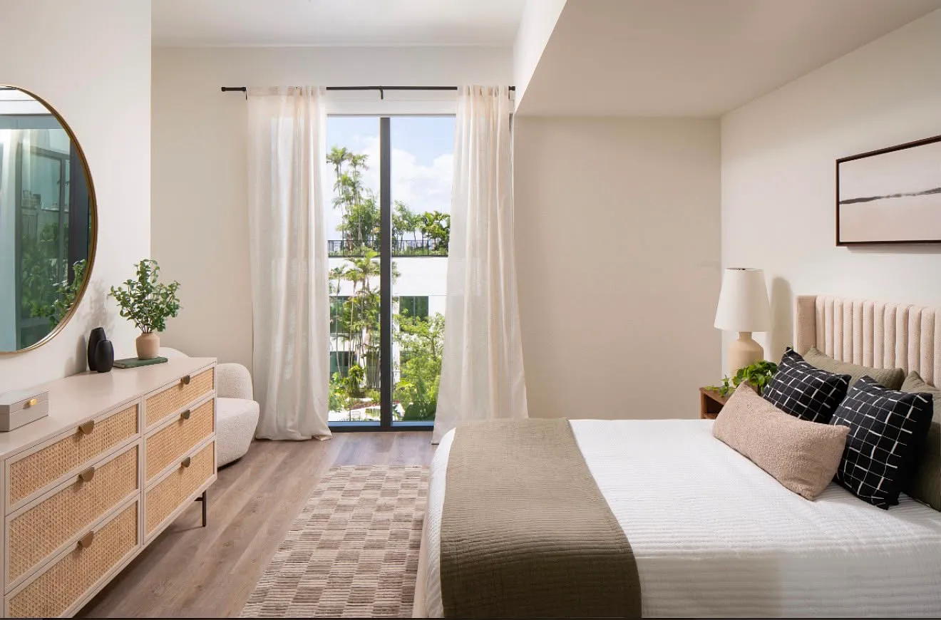 2 bed, 950 sqft, $3,520 — Photo 3