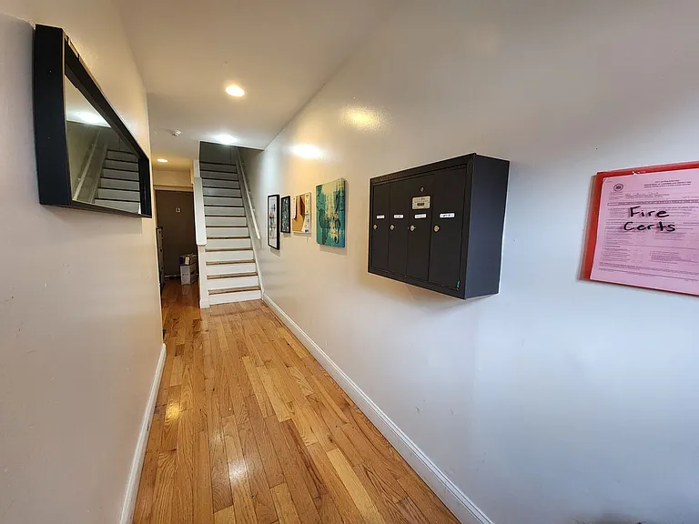 Spacious 2 bedroom unit in a great area in Graduate hospital — Photo 5