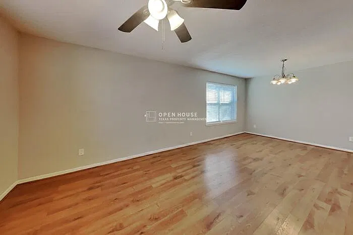 4 bed, 2.5 bath, 2310 sqft, $2,260 — Photo 4