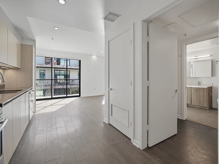 5800 Harold Way — Photo 9