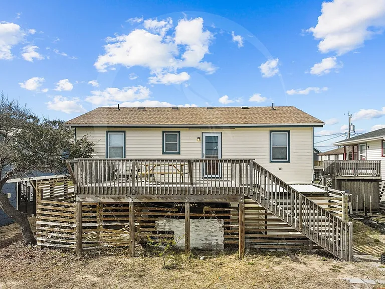 209 E Walker St — Photo 3