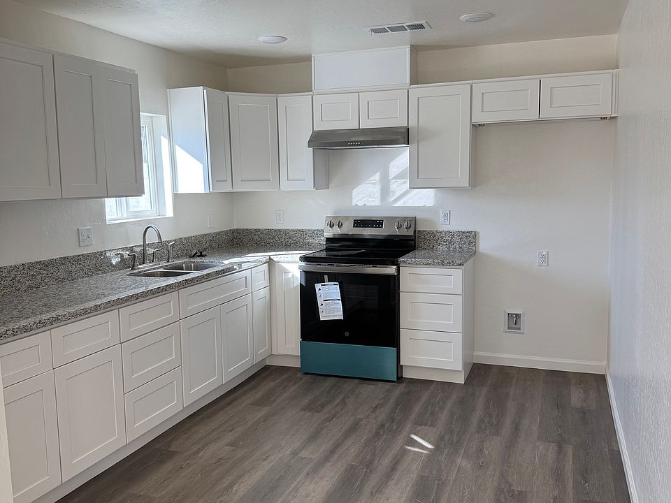 Beautiful kitchen with grinding cabinet tops brand new stove.