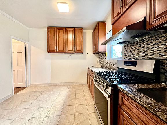 3rd image of 13300 Hawtree St #2F