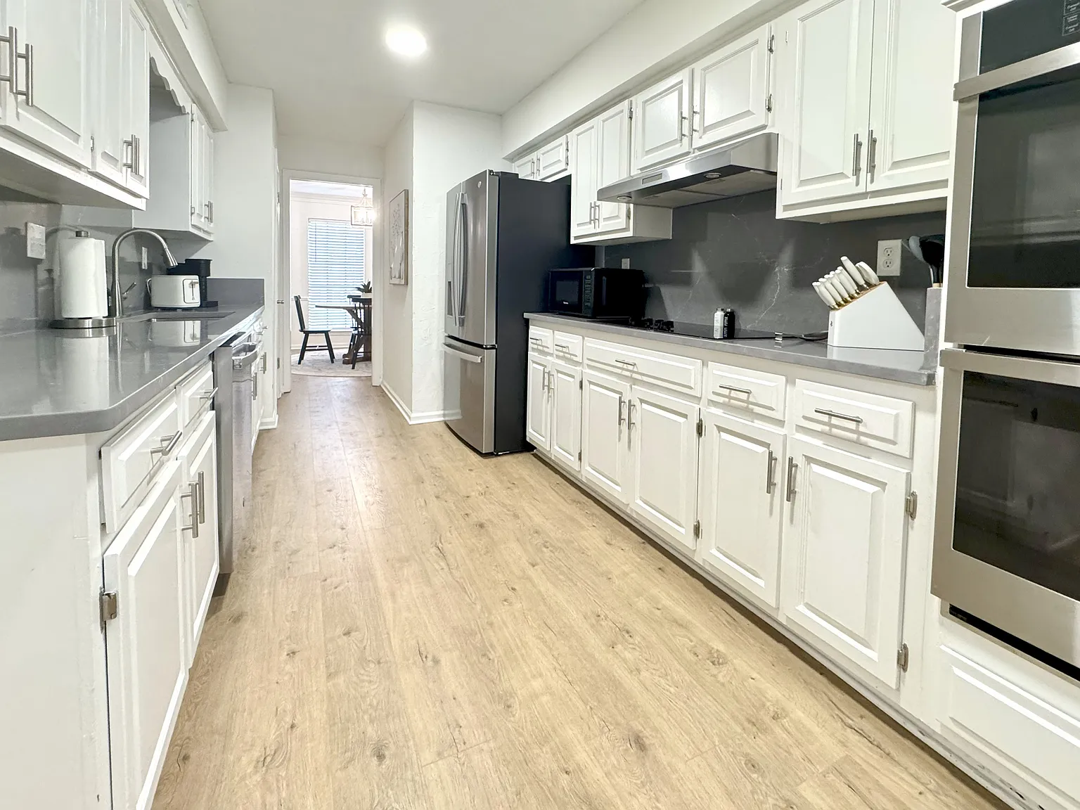5 bed, 2.5 bath, 2800 sqft, $8,970 — Photo 2