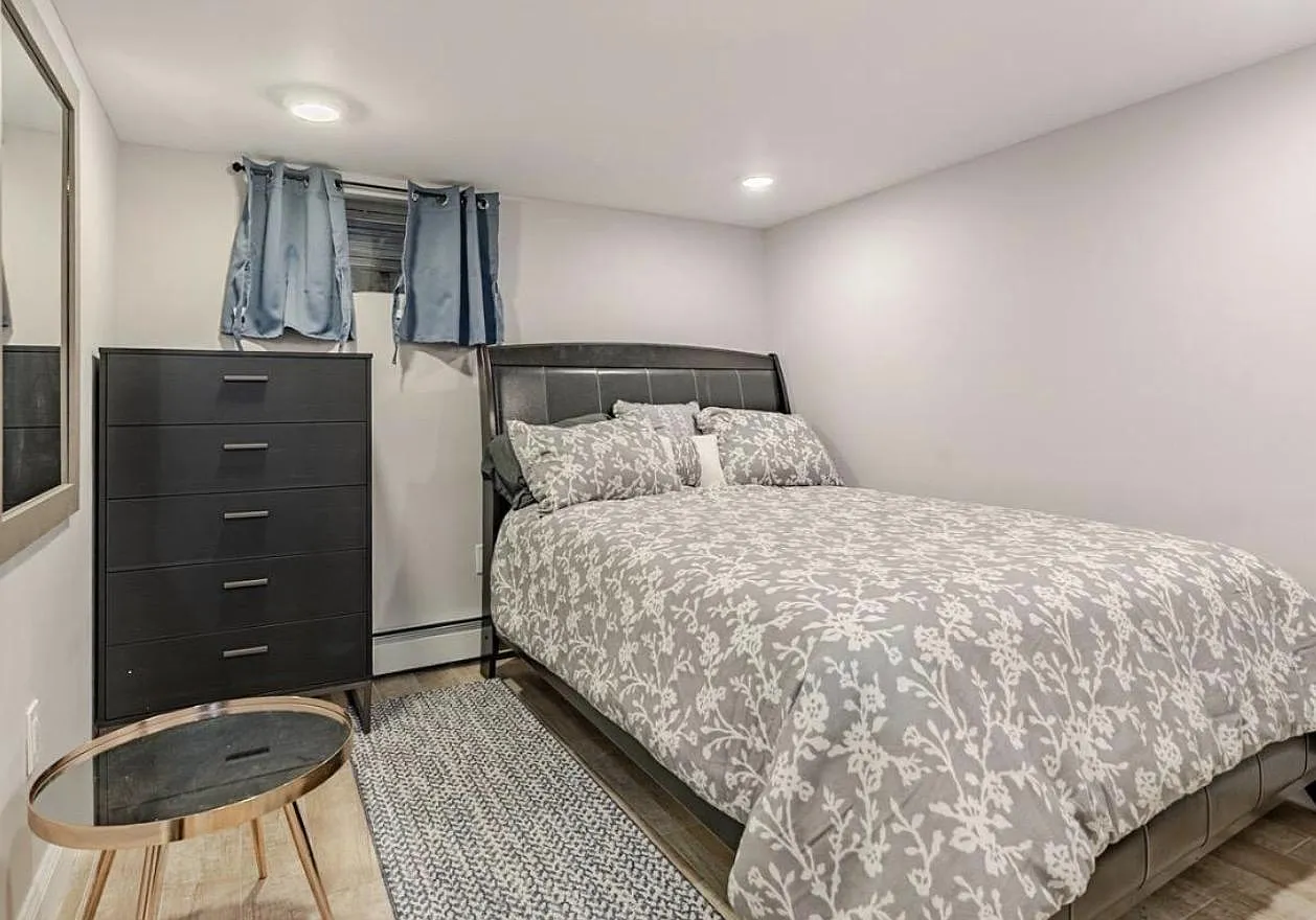 2 bed, 1.0 bath, 1200 sqft, $2,447 — Photo 2