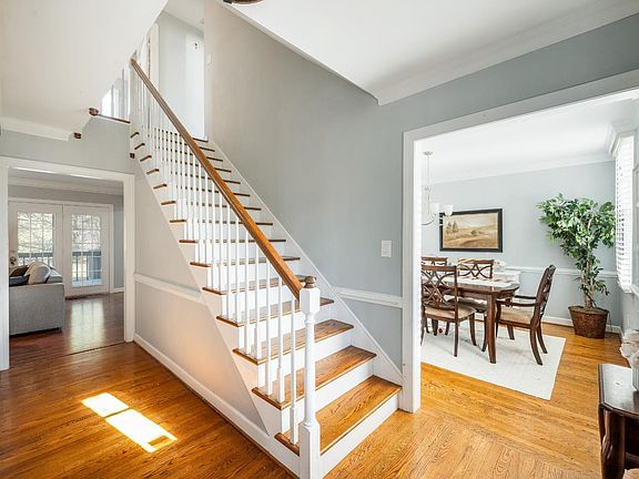 3rd image of 222 London Downs Dr