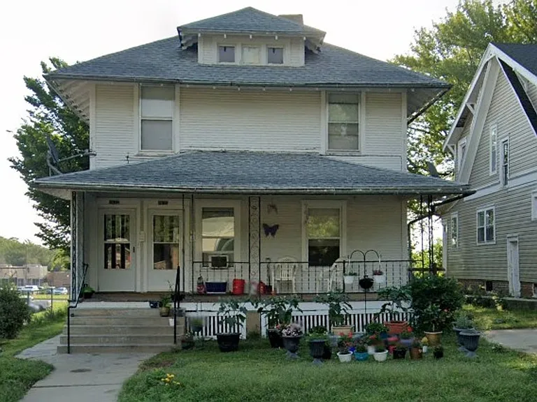 2630 Douglas St — Photo 1
