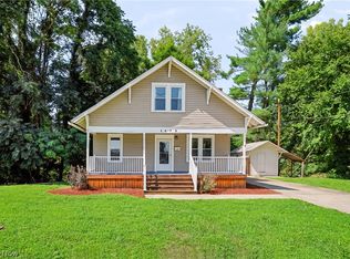 1418 Hocking Rd, Belpre, OH 45714