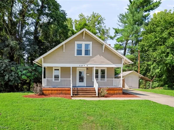 1418 Hocking Rd, Belpre, OH 45714