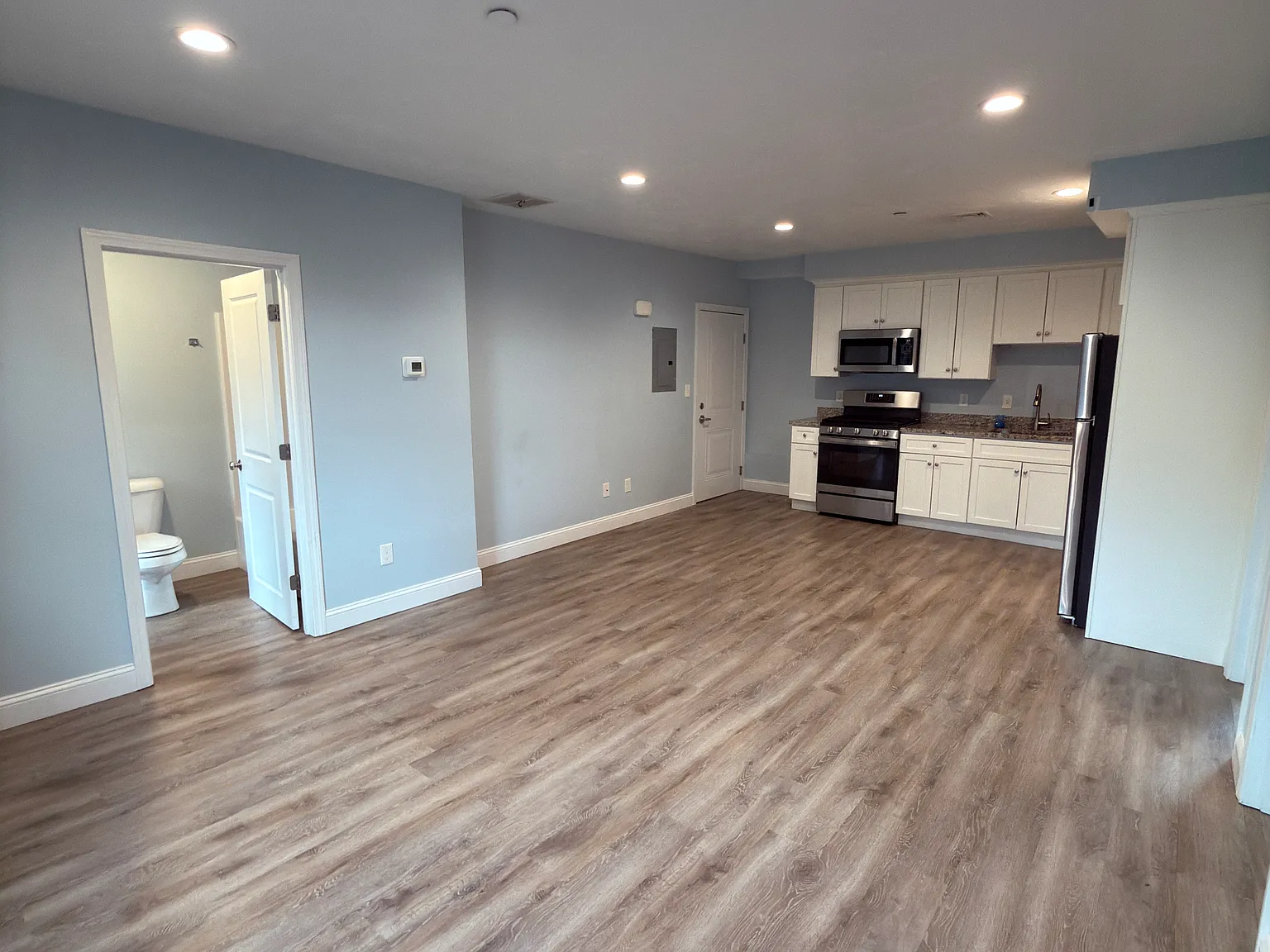 2 bed, 850 sqft, $2,300 — Photo 1