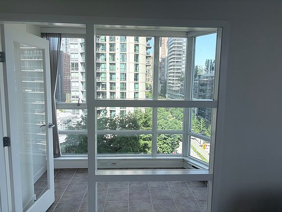 5th image of 1495 Richards St #1006