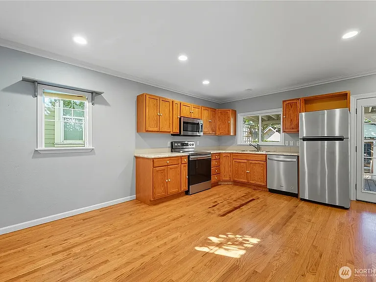 321 Craig St — Photo 7