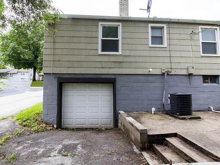 9107 Charlotte St — Photo 14